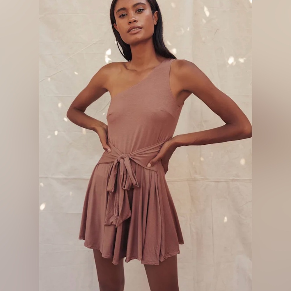 LULU’S SUNNY SOIRÉE MAUVE ONE-SHOULDER TIE-FRONT ROMPER